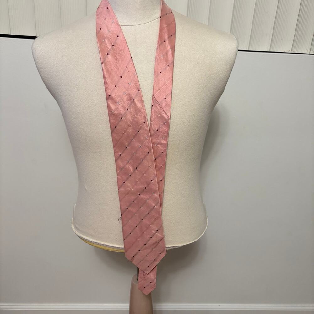 Hugo Boss Pink Silk Necktie – Classic Dot Pattern 100% Silk  3.5"x56"